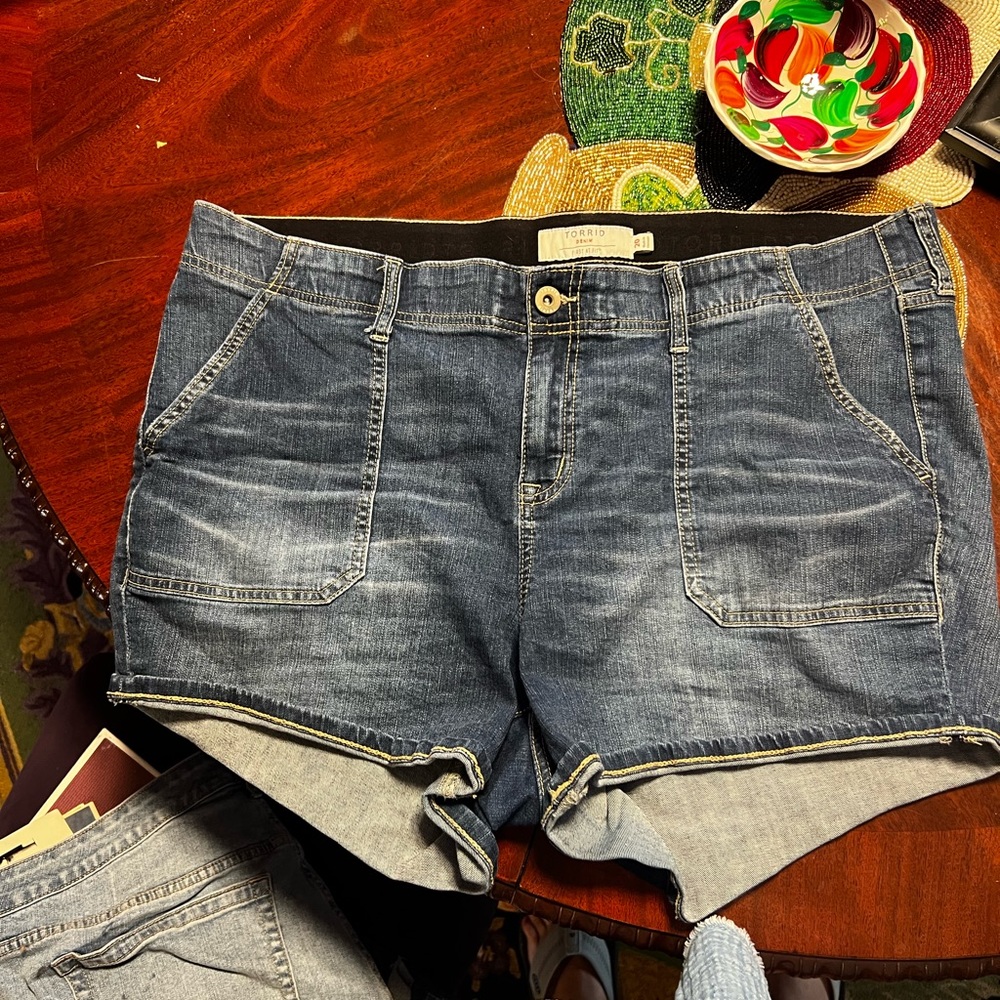 EUC torrid size 20 denim shorts